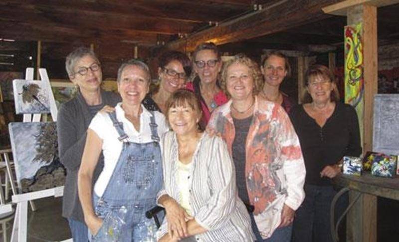 Le 5 septembre a eu lieu le lancement du circuit « D'un(e) artiste à l'autre » au Magasin Général Upton. Les huit artistes peintres de ce circuit étaient au rendez-vous. L'atmosphère était à l'échange et une belle complicité s'est développée de part et d'autre. Bref, un événement à renouveler pour l'an prochain. Sur la photo, de gauche à droite : Denise Campillo, Jacinthe Labrecque, Mélanie Poirier, Lise B. Tétreault, Tina Rose Bastien, Denise Gazaille, Rytha Kesseling et Astrid Brassard.