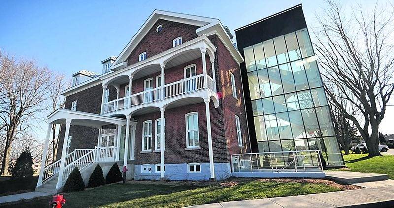 Année faste du côté des immobilisations à Saint-Hyacinthe. Coup sur coup, la Ville a inauguré son centre multisports et son centre culturel. L’automne dernier, le maire Claude Corbeil avait aussi coupé le ruban officiel lors de l’ouverture des trois glaces privées de l’aréna Isatis Sport Saint-Hyacinthe. Saint-Hyacinthe s’est aussi enrichie d’un nouveau terrain de football et de soccer synthétique, aménagé derrière le Cégep de Saint-Hyacinthe, au cours de la dernière année. En 2015, ce sera plut