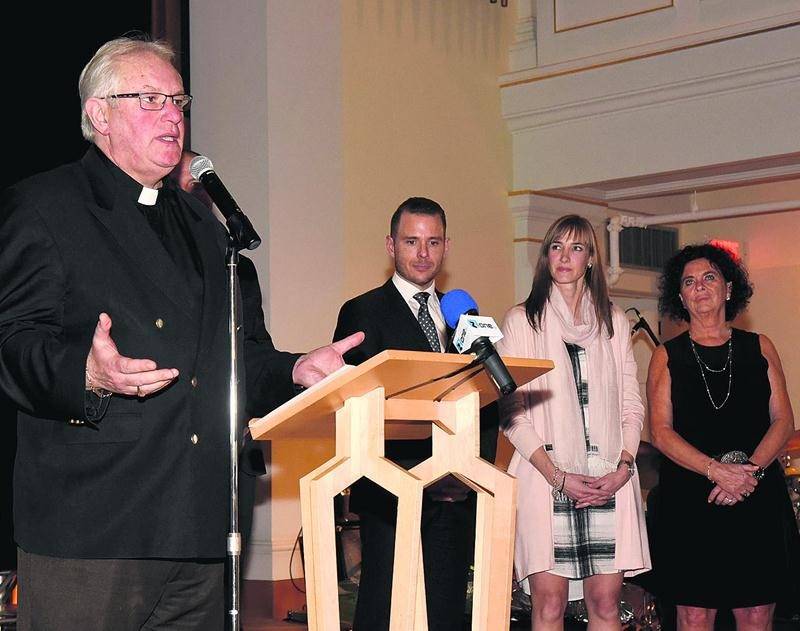 Le chanoine Gaston Giguère a clos la partie de la soirée dédiée aux discours en bénissant les nombreuses personnes présentes au 40e anniversaire du Groupe Robin.Photo François Larivière | Le Courrier ©