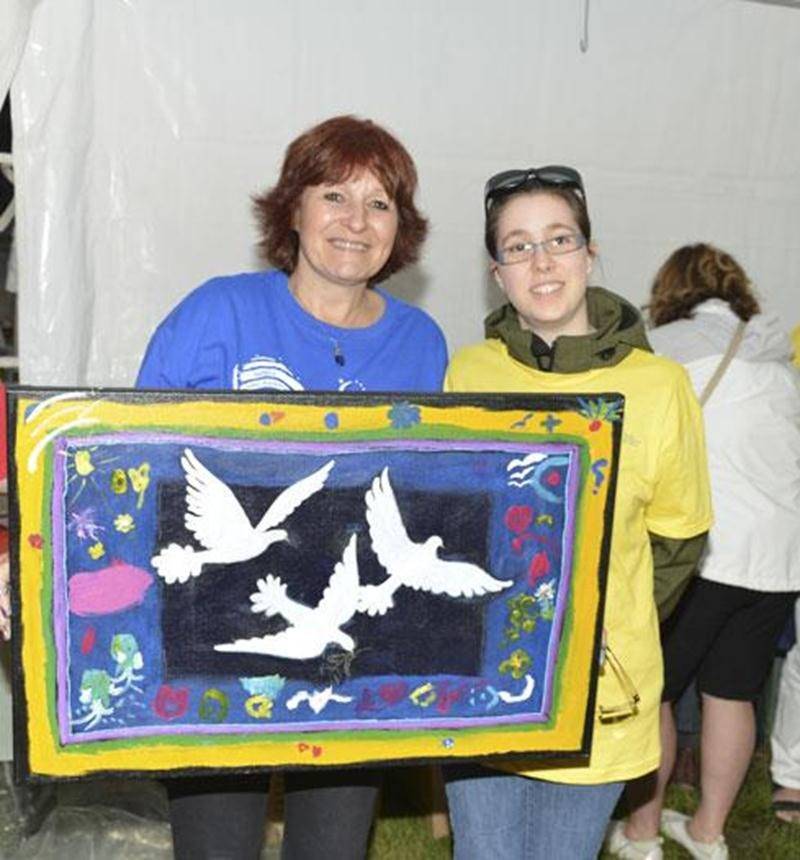 Doris Chassé, artiste-peintre bien connue de la région maskoutaine, a généreusement partagé ses talents artistiques lors de la 11 e édition du Relais pour la vie de la Société canadienne du cancer. En effet, elle a donné la possibilité aux survivants de créer une toile collective. Pour une 7 e année consécutive, Mme Chassé a offert une magnifique toile créée durant la nuit du Relais. Celle-ci a été gagnée lors d’un tirage au sort par Christine O'Callahan Courtemanche, survivante. Sur la photo, d