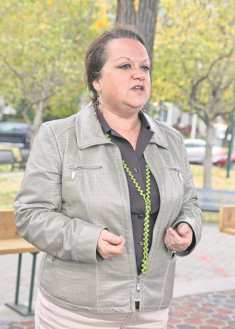 Chantal Goulet a livré mardi, au parc Casimir-Dessaulles, plusieurs éléments de sa vision de candidate à la mairie. Photo Robert Gosselin | Le Courrier ©