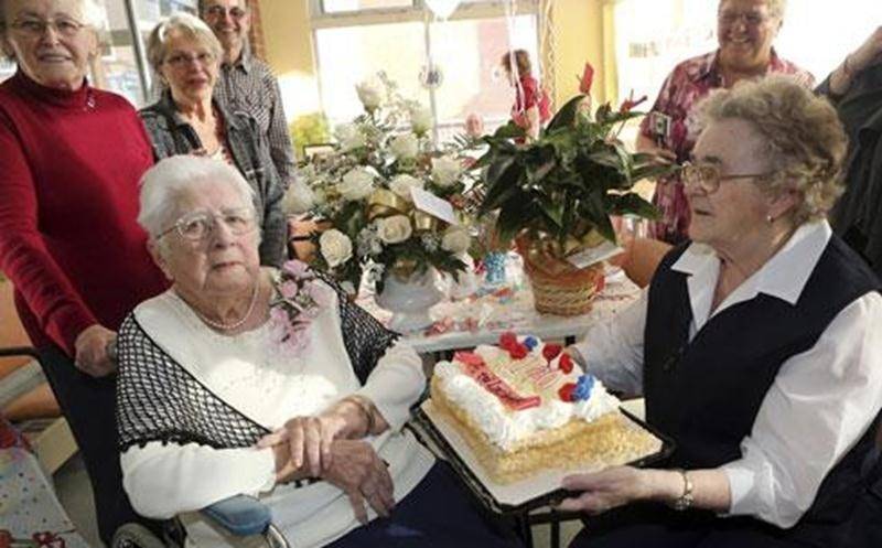 C'est entourée de sa belle-famille et de ses amis que Lucienne Lajoie a célébré le 6 février son 100<sup>e</sup> anniversaire de naissance au Centre Andrée-Perreault. Sur la photo sont réunis, à l'avant, Juliette Girard, la jubilaire Lucienne Lajoie-Girard et Marie-Claire Girard. À l'arrière : Monique Girard et Maurice Girard.