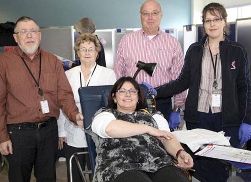 Pas moins de 120 des 900 employés de l'entreprise Intact Assurance à Saint-Hyacinthe étaient attendus pour participer à la collecte de sang annuelle de la compagnie d'assurance le 24 avril. Les dons recueillis par Héma-Québec permettront d'aider plus de 500 personnes qui ont besoin d'une transfusion. Les employés actuels ainsi que les retraités d'Intact Assurance étaient invités à venir donner du sang ou à participer en tant que bénévoles pour la journée.