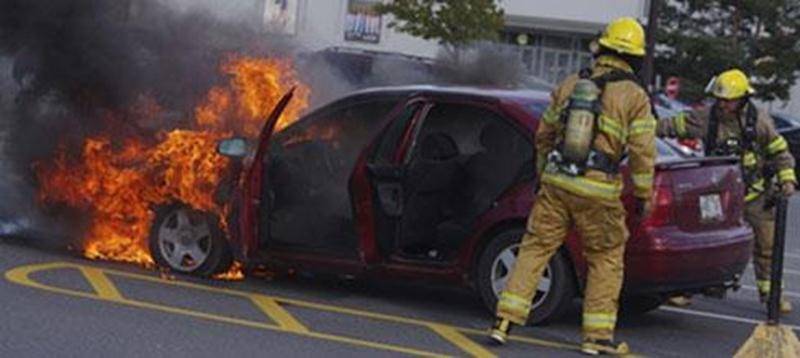 Une voiture a pris feu dans le stationnement des Galeries Saint-Hyacinthe lundi en fin d'après-midi. Heureusement, aucun autre véhicule n'était garé à proximité de la Volkswagen rouge. Les pompiers n'ont mis que 15 minutes pour maîtriser les flammes à l'avant de l'automobile. « Pour l'instant, rien ne laisse croire que le feu soit d'origine criminelle », avance Daniel Dubois, directeur du Service des incendies de Saint-Hyacinthe. Il serait plutôt d'origine électrique ou mécanique. Personne n'a é