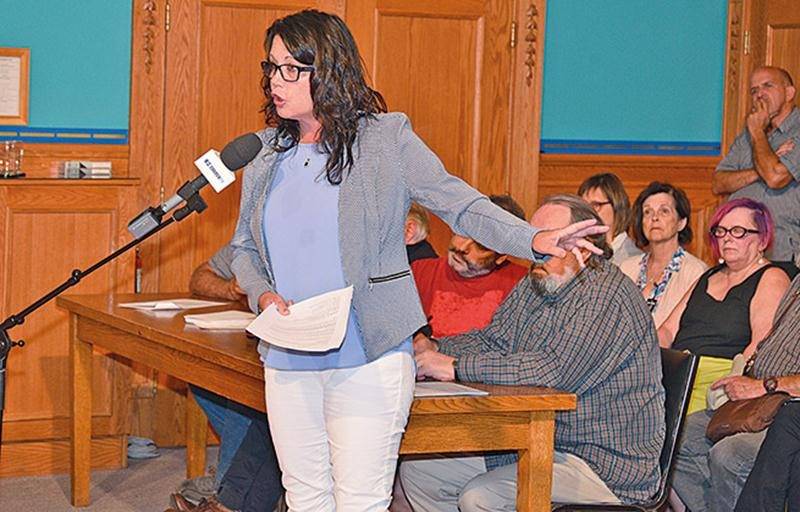 Linda Roy s’est adressée au conseil au nom des autres propriétaires du boulevard Laframboise qui contestent la note qu’ils ont reçue pour les travaux d’infrastructures de 2015. Photo François Larivière | Le Courrier ©