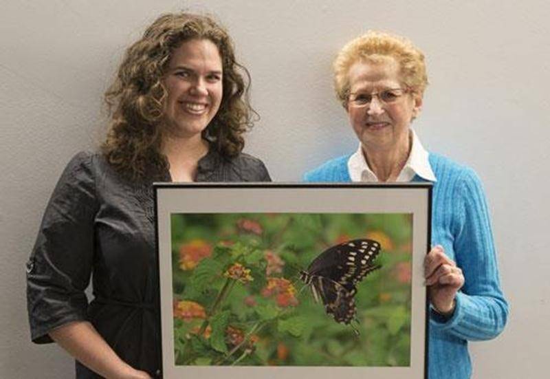 Le Club photo Saint-Hyacinthe, à la suite à sa dernière exposition de photos aux Galeries St-Hyacinthe, a tiré au sort parmi tous les participants au concours « Coup de coeur du public » le nom de Mme Edwige Brideau. La Maskoutaine a mérité la photo pour laquelle elle avait voté. Il s'agit d'une photo de Marie-Ève Tanguay. Sur la photo, de gauche à droite, Marie-Ève Tanguay, auteure de la photo; et Mme Edwige Brideau, la gagnante du tirage au sort.