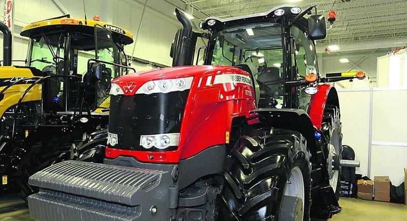 Considérés par certains comme le Salon de l’auto du milieu agricole, les visiteurs peuvent découvrir les dernières avancées technologiques en matière de machinerie. Sur la photo, ce tracteur de haute puissance construit par le manufacturier américain Massey-Ferguson respecte les normes antipollution. Depuis les dix dernières années, les imposants engins agricoles ont réduit d’environ 30 % l’émission de particules polluantes dans l’atmosphère. Photo François Larivière | Le Courrier ©