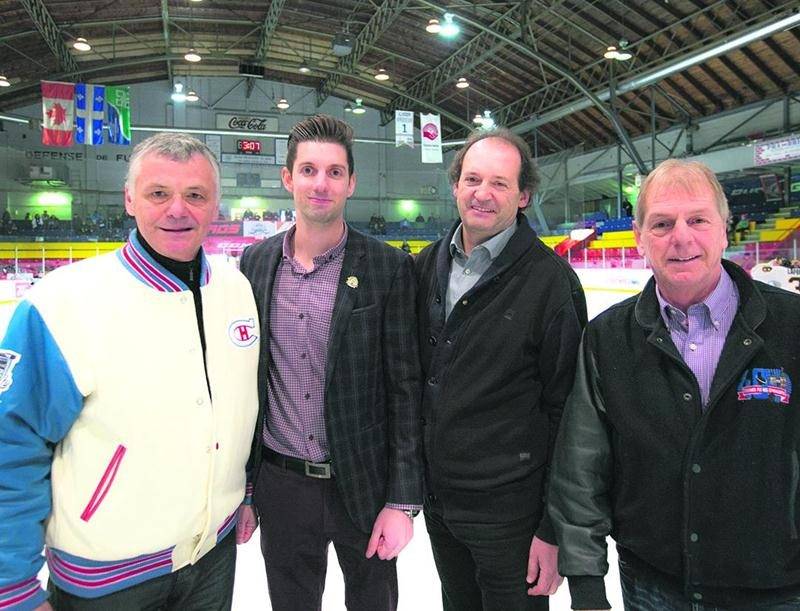 L’entraîneur adjoint du Canadien de Montréal Clément Jodoin, qui a déjà résidé à Saint-Hyacinthe, a passé une bonne partie de la journée du 3 janvier dans les arénas maskoutains. Était-il à la recherche du prochain Brendan Gallagher? On le voit ici en compagnie des présidents d’honneur Jean-Philip et Yvon Pinsonneault, ainsi qu’avec le président du tournoi, Lucien Beauregard, un ami d’enfance. Photo Robert Gosselin | Le Courrier ©