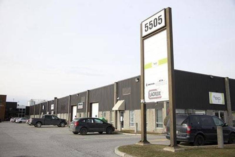 L'entreprise maskoutaine Les viandes Lacroix est en mode expansion. Une usine sera implantée dans le parc industriel Olivier-Chalifoux. L'entreprise est spécialisée dans la préparation de brochettes assaisonnées et de viande pour la fondue chinoise. Selon nos informations, la future construction devrait représenter un investissement de l'ordre de 5 M$. L'entrepreneur qui a été choisi pour bâtir l'édifice est Thomas Construction de Montréal. Fondée en 1989, le siège social de l'entreprise est sit