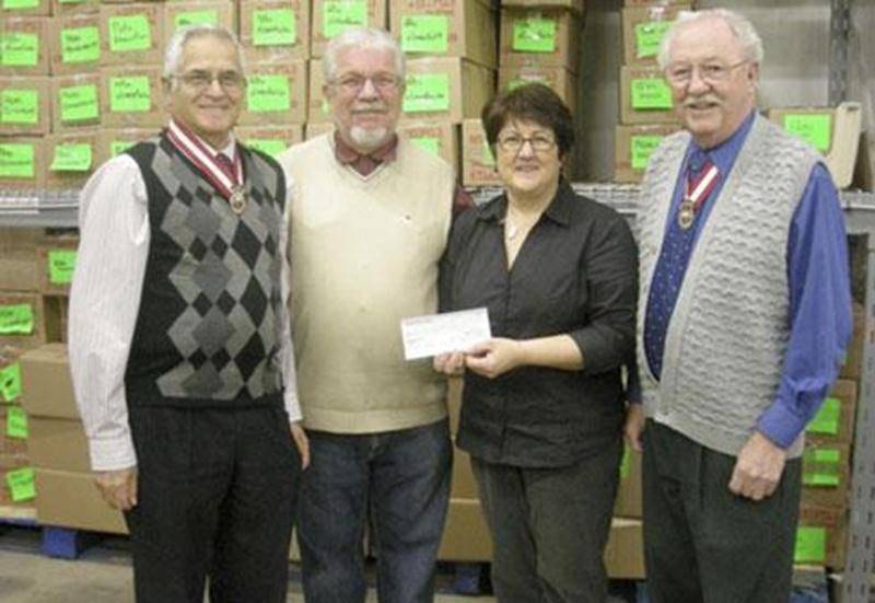 Les Chevaliers de Colomb 4<sup>e</sup> degré de Monseigneur Louis Langevin, ont remis un don de 200 $ à l’occasion du Grand Partage Maskoutain 2012. Sur la photo, de gauche à droite : Yvon Laliberté, André Leroux, Claudine Gauvin et Jean Richard, Fidèle navigateur.
