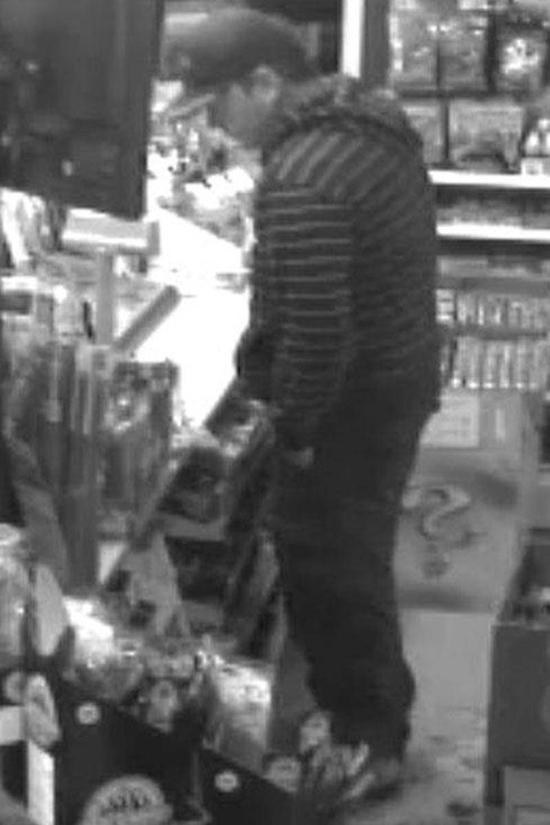 Les enquêteurs de la Sûreté du Québec du poste de la MRC des Maskoutains recherchent un suspect relativement à un vol qualifié commis dans un dépanneur de la rue des Seigneurs Est à Saint-Hyacinthe, le 7 juin, vers 22 h 50. Le suspect se serait présenté au comptoir de l’établissement et aurait sommé le commis de lui remettre une somme d’argent avant de quitter les lieux. Personne n'a été blessé lors de l'incident. L'homme recherché est de race blanche, il mesure environ 1,80 m. Il serait assez c