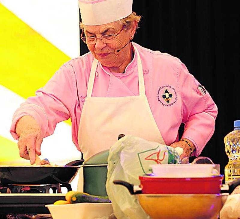 Les gastronomes ont pu assister à un atelier culinaire présenté par nul autre que Soeur Angèle! Photo Robert Gosselin | Le Courrier ©