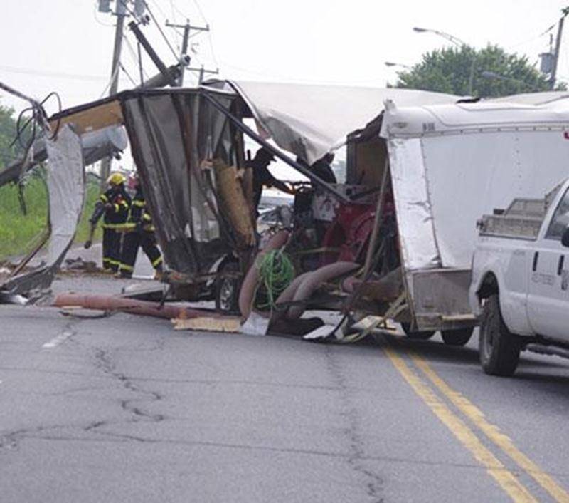 Le conducteur d'une camionnette à laquelle était attachée une longue remorque fermée a sans doute eu la frousse de sa vie, mercredi matin, alors qu'il circulait sur la route 116 à la hauteur de Sainte-Madeleine. Pour une raison encore inexpliquée, il aurait perdu le contrôle de son véhicule avant de faucher un poteau d'Hydro-Québec. Le conducteur, un employé d'une firme de polissage de béton, s'en tire heureusement sans aucune séquelle. On ne peut pas en dire autant de son chargement.