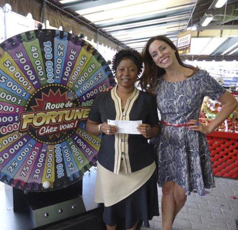 La Roue de fortune chez vous! était de passage à Saint-Hyacinthe, où habite Manabedou Aleyao Zato qui a eu la chance de tourner la Roue. C’est dans une ambiance festive que cette chanceuse a mis la main sur un lot de 50 000 $. Sur la photo, l’heureuse gagnante (à gauche) est tout sourire aux côtés de la sympathique animatrice Anick Dumontet. La capsule, mettant en vedette cette gagnante qui a tourné la Roue, sera diffusée à TVA, après l’émission Salut Bonjour! Week-end du dimanche 15 septembre,