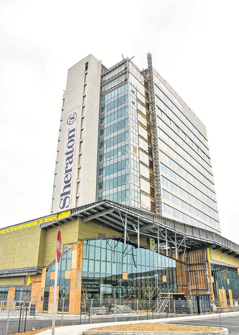 La CSN compte faire valoir les droits des anciens employés syndiqués du défunt Hôtel des Seigneurs de Saint-Hyacinthe auprès de la direction du futur hôtel Sheraton actuellement en construction à quelques centaines de mètres de l’ancien complexe. Photo François Larivière | Le Courrier ©