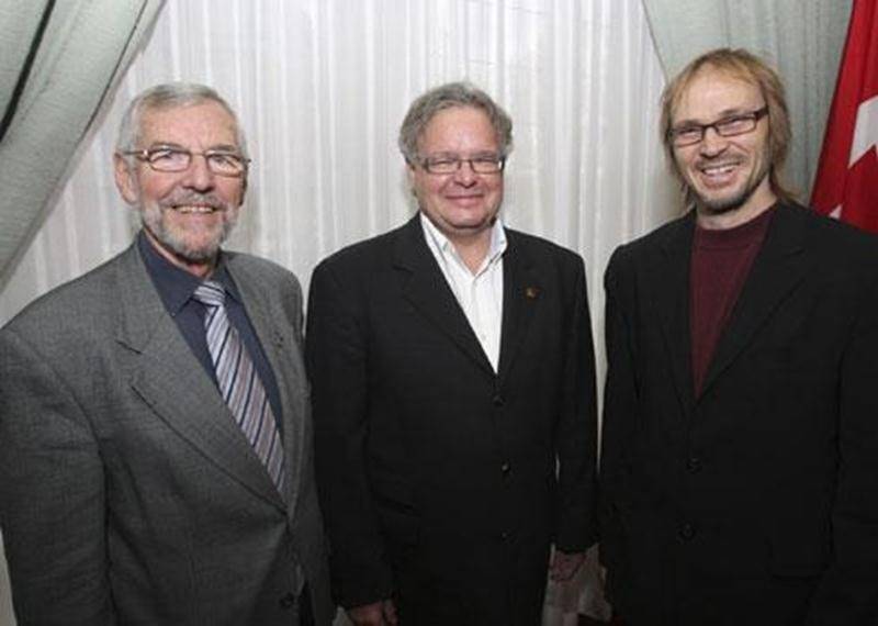 Depuis le 21 octobre, et ce, jusqu'au 3 novembre, les membres du comité organisateur de la campagne de financement de Centraide en milieu de travail font appel à la générosité des employés municipaux de la Ville de Saint-Hyacinthe. Alors que la campagne 2010 a permis de recueillir 12 900 $, on projette d'atteindre la barre des 13 000 $. On aperçoit sur cette photo Claude Bernier, maire de Saint-Hyacinthe; Daniel Laplante, directeur général de Centraide Richelieu-Yamaska et Louis Lemay, directeur