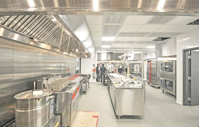 Le coin rôtisserie de la cuisine principale du centre des congrès. Photo Ville de Saint-Hyacinthe