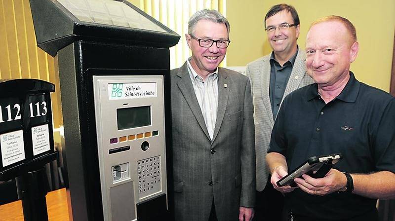 Le remplacement des vieux parcomètres à Saint-Hyacinthe par des horodateurs à la fine pointe de la technologie a fait grand bruit à Saint-Hyacinthe et tout particulièrement au centre-ville. Les protestations ont eu un succès mitigé. La contestation s’est d’ailleurs étendue sur la rue Sainte-Anne et un peu plus au nord, avec l’annonce de la phase II. Cette dernière sera déployée en tout début d’année 2015. Photothèque | Le Courrier ©