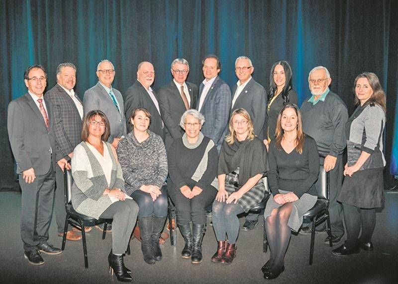 Quleques-uns des nouveaux membres du Cercle des ambassadeurs de Saint-Hyacinthe accompagnés du maire Claude Corbeil. Bernard Forget, Jean-Denis Major, André Charron, Réjean Pion, Yvon Pinsonneault, Jocelyn Demers, Nathalie Lafontaine-Jodoin, de Lafontaine L’Heureux Lecours; Marcel Tremblay, de l’ACREQ, et Isabelle Compagnat, Nancy Lambert, Caroline-Joan Boucher, Brigitte Sansoucy, Mélanie Girard et Marie Davies. Photo François Larivière | Le Courrier ©