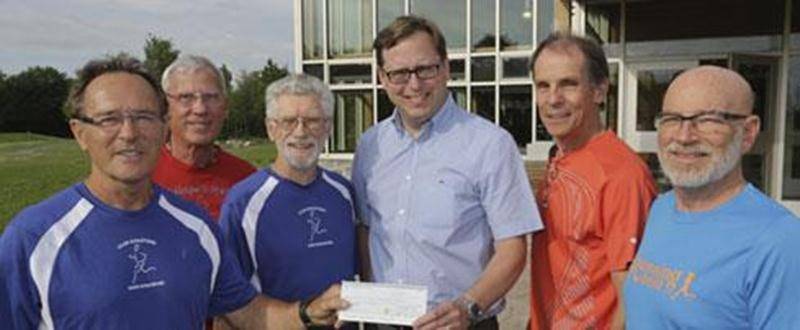 Le Club athlétique Saint-Hyacinthe, dans le cadre du Défi Gérard-Côté, a remis récemment un chèque de 4 800 $ à la Fondation Denis-Chartier. Sur la photo on reconnaît, de gauche à droite, Marcel Trépanier, coordonnateur du Défi Gérard-Côté; Jean-Marc Roy et Normand Ménard, du Club athlétique Saint-Hyacinthe; Benoit Chartier, président de la Fondation Denis-Chartier et éditeur du Courrier de Saint-Hyacinthe; ainsi que Jean-Claude Bernard et René Jacques, également membres du Club athléthque.