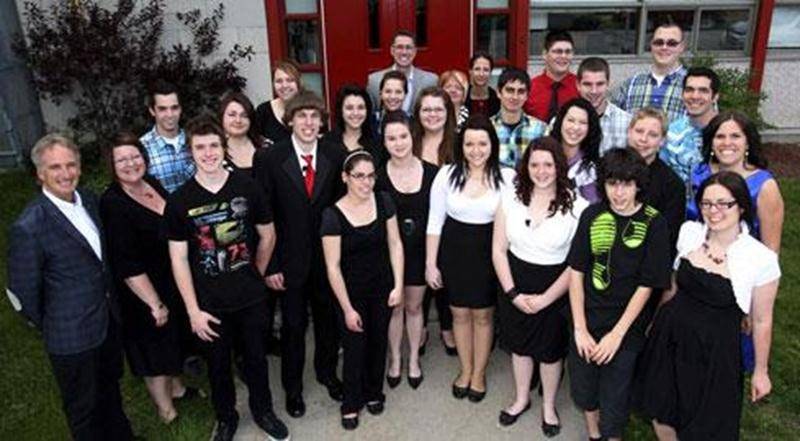 À l’école secondaire Raymond de Saint-Hyacinthe, a eu lieu le 18 mai, le premier Gala Reconnaissance. Cet événement avait pour but de remercier les gens d’affaires de la région qui s’impliquent auprès de l’école Raymond et, plus particulièrement, auprès des jeunes qui la fréquentent, en accueillant ces derniers en stage. Cette première soirée de gala s’est déroulée sous la présidence d’honneur d'Annie Pelletier, commissaire à la Commission scolaire de Saint-Hyacinthe. Ce sont les élèves de l’éco