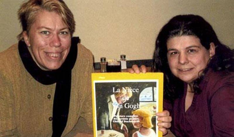 La population est invitée au lancement de « La nièce de Van Gogh », un livre illustré de toiles de l'artiste-peintre maskoutaine Chantal Duchesneau. L'auteure et sa collaboratrice, Stéphanie Coutu, vous feront voyager à travers l'univers artistique de Chantal lors de cette soirée qui aura lieu le vendredi 21 décembre, à 19 h, à la Bibliothèque T.-A.-St-Germain de Saint-Hyacinthe. Sur la photo, de gauche à droite, Chantal Duchesneau en compagnie de Stéphanie Coutu.