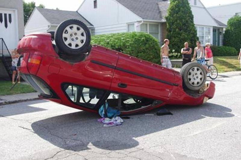 Un véhicule s'est retrouvé sur le capot après être entré en collision avec une automobile stationnée en bordure de la rue Saint-Luc à Saint-Hyacinthe. Le conducteur s'en tire avec des ecchymoses mineures et personne d'autre n'a été blessé lors de l'accident survenu le samedi 6 août en fin d'après-midi.