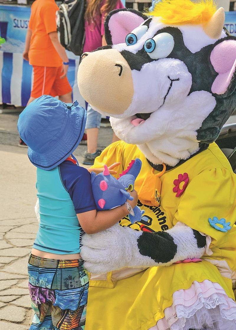 La mascotte de l’Expo, Mollie, fait la joie des plus petits qui la croisent sur le site de l’Expo. Face à la popularité de ce personnage, les organisateurs ont produit une peluche Mollie disponible à la vente. Photo François Larivière | Le Courrier ©