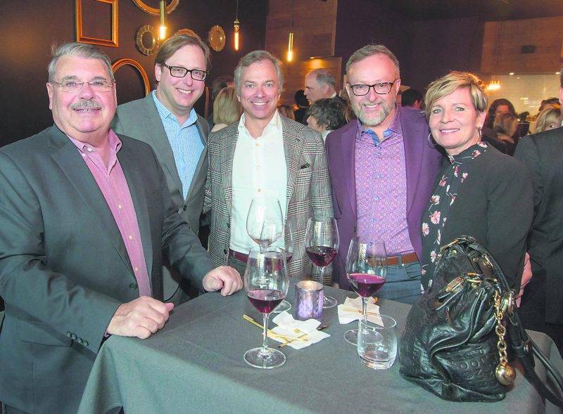 Des gens heureux de pouvoir joindre l’utile à l’agréable : Pierre Solis, Benoit Chartier, Pierre Laporte, Serge Bossé et sa conjointe.