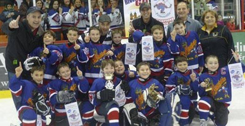 Nos petits Riverains de Saint-Hyacinthe en catégorie novice B ont connu un tournoi exceptionnel du côté de Princeville pour ainsi remporter le titre. En finale, ils ont triomphé 4 à 2 du AWK d'Asbestos dans une partie forte en émotion. Le tournoi s'est déroulé sur deux fins de semaine, les Riverains disputant au total cinq parties qu'ils ont toutes remportées. L'équipe est composée des jeunes Jeffrey, Félix, Alec, Nathan, Victor, Laurent, Matis, Alexis, Mathis, Arno, Vincent, Zachary, Mattis. L'