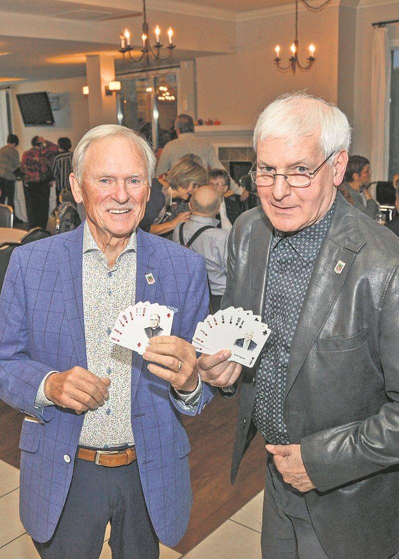 Claude A. Deslandes et Claude Deslandes n’étaient pas peu fiers du jeu de cartes lancé devant des dizaines de descendants de Jean Deslandes. Photo François Larivière | Le Courrier ©