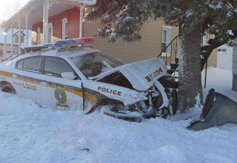 Une autopatrouille de la Sûreté du Québec a été impliquée dans un accident avec une autre voiture vers 14 h 20 le 30 décembre. En répondant à un appel, le policier a percuté une automobile se trouvant sur sa route avant de finir sa course contre un arbre sur la rue des Seigneurs Est. Des dommages ont pu être observés notamment sur les pare-chocs avant des deux véhicules. L'automobiliste a été transporté à l'hôpital par mesure préventive afin de traiter des blessures jugées mineures. Un technicie