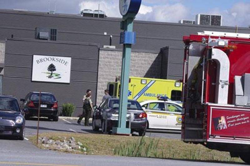 Un employé de chez Brookside a été transporté à l'hôpital, lundi, après avoir été incommodé par une forte odeur, à la suite de travaux effectués sur le toit de l'édifice. La partie du bâtiment où se trouve la rôtisserie a été évacuée le temps de dissiper les odeurs. Le problème a pu être rapidement réglé, permettant aux employés de réintégrer l'usine.