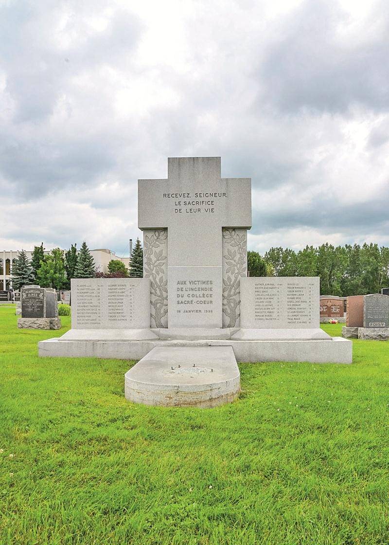 « C’est une partie de notre patrimoine funéraire que l’on vient de perdre », se désole Daniel Lapierre, directeur général du cimetière de la Cathédrale. Photo François Larivière | Le Courrier ©