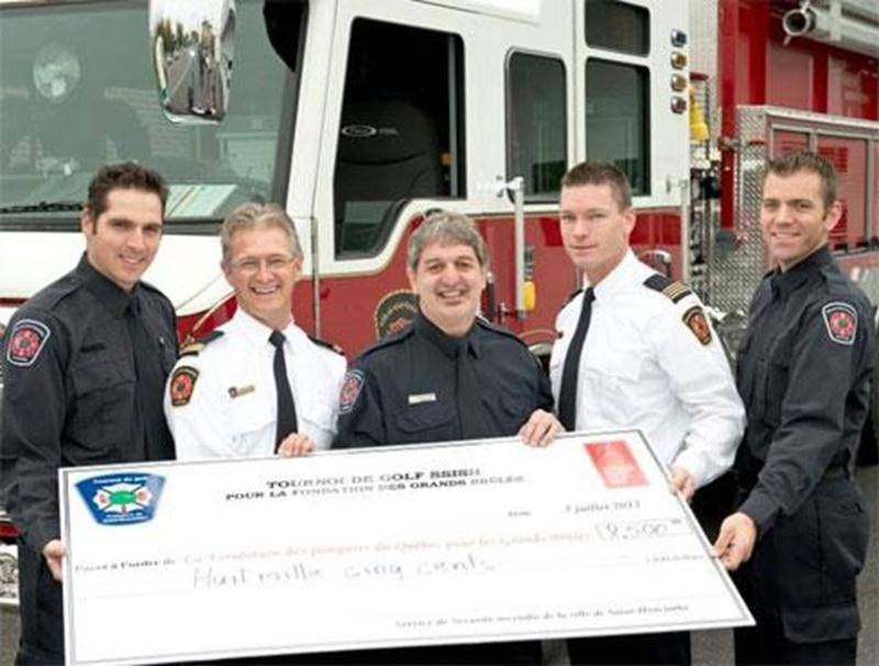 À la suite de leur tournoi de golf, les pompiers de Saint-Hyacinthe ont pu remettre un chèque de 8 500 $ à la Fondation des Pompiers du Québec pour les Grands Brûlés. Sur la photo, on aperçoit le Comité organisateur (de gauche à droite) : Martin Mayer, pompier; Pierre Jolin, chef aux opérations; Sylvain Gemme, pompier; François St-Pierre, chef de peloton; et Steve Chartrand, pompier. Absent de la photo : Samuel Vadnais, pompier.