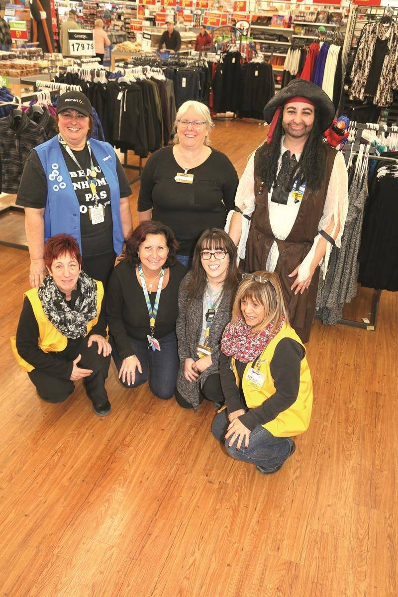 Ces employées de Walmart ont tout fait pour aider la jeune maman qui donnait naissance en plein magasin. À l'avant, on retrouve Manon Lamoureux, Lynda Leblanc, Annie Frégeau et Chantale Thériault, puis à l'arrière Diane Masse, Ninon Meunier et Katia Ferland. Photo Robert Gosselin | Le Courrier ©