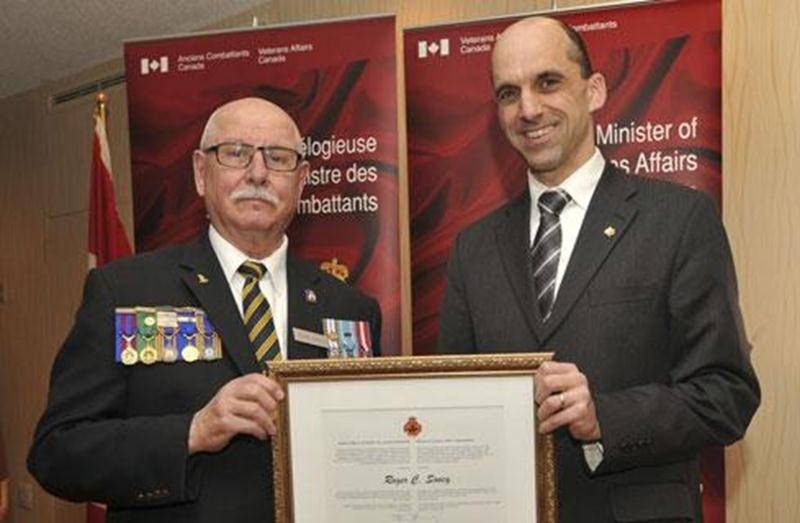 Le jeudi 14 mars, le ministre Steven Blaney a rendu hommage à treize citoyens canadiens pour leur engagement et leur dévouement envers lesvétérans. L’honorable Steven Blaney, ministre des Anciens Combattants et ministre de la Francophonie, a décoré ces personnes de la Mention élogieuse du ministre des Anciens Combattants lors d’une cérémonie qui s’est tenue à Québec. Roger Soucy, de Saint-Hyacinthe, faisait partie des récipiendaires. M. Soucy est un vétéran des Forces armées canadiennes. Il est