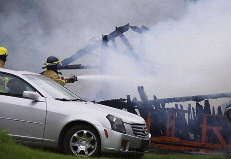 Un garage situé sur le rang de Michaudville à Saint-Barnabé-Sud a été complètement ravagé, hier mercredi, en début d'après-midi. En moins d'une heure, le bâtiment a été rasé et les flammes ont causé des dommages à la résidence se trouvant sur le même terrain, de même qu'à une autre propriété à proximité. Une voiture a également été endommagée. La cause de l'incendie n'avait pas été déterminée au moment d'écrire ces lignes. Un passant a alerté des policiers se trouvant non loin de l'incendie vers