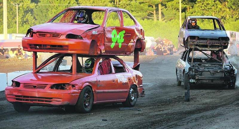 Les « autos-sandwich » sont toujours une compétition du Super Derby de démolition très populaire par son aspect inusité. Photo Robert Gosselin | Le Courrier ©