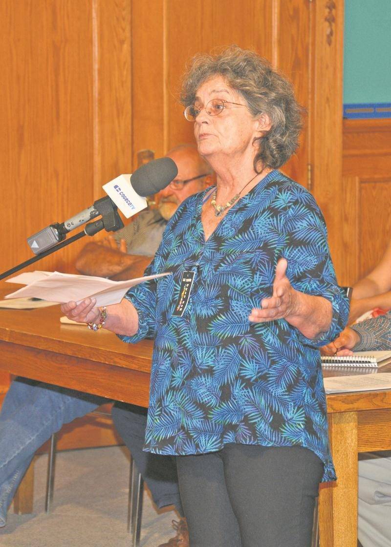 Nicole Jetté s’était présentée devant le conseil le 7 août pour informer le maire Claude Corbeil qu’elle avait transmis une demande d’enquête à la CMQ concernant son administration. Photothèque | Le Courrier ©