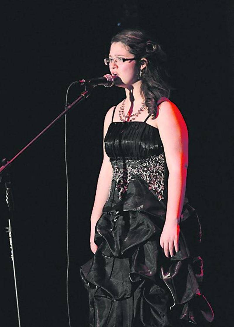 Les moments forts de la grande finale de la quatrième édition de Primaire en spectacles à Saint-Hyacinthe. 1 Les grandes gagnantes représentant l’école Saint-André; 2 Une belle deuxième place pour ce parfait duo de Saint-Pie en compagnie des membres du jury; 3 La troupe de Roxton Falls ne s’est pas laissé intimider en troisième place; 4 Direction Granby pour Audrey-Anne Germain de Sainte-Madeleine; 5 Victoria Laberge et Élyanne Leclerc ont conquis le coeur du public; 6 Les animateurs