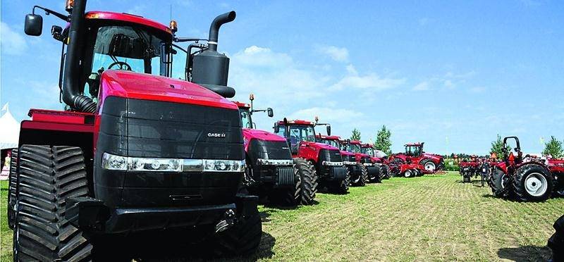 Les tracteurs devenus des monstres de puissance et de technologie demeurent des incontournables d’Expo-Champs. Les chenilles équipent de plus en plus de modèles. Représentant un coût de 10 % supérieur aux machineries avec roues, les chenilles offrent toutefois une meilleure traction au sol et un poids mieux réparti qui permet une moindre compaction du sol. Photo François Larivière | Le Courrier ©