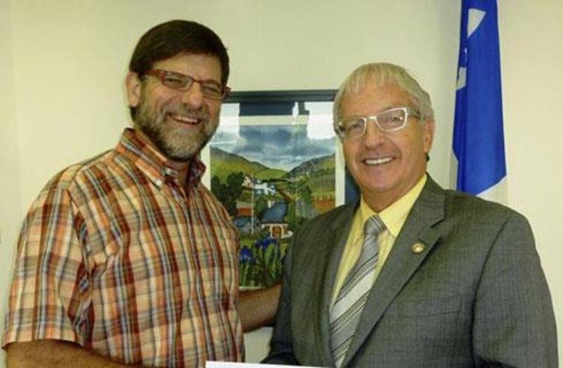 Solidarité Populaire Richelieu-Yamaska (SPRY) tient à remercier le député de Saint-Hyacinthe à l’Assemblée Nationale du Québec pour sa contribution financière dans le cadre du programme de soutien à l’action bénévole. Ce soutien permettra à l’organisme de poursuivre sa mission de créer des solidarités afin de bâtir une société plus juste par le biais des déjeuners causeries appelés Toasts Populaires. Sur la photo, Jean Brouillette, président de SPRY, et Émilien Pelletier, député.