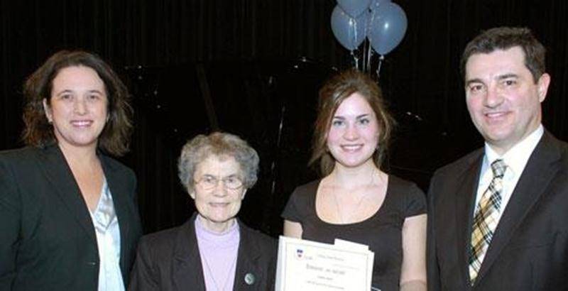 Le 8 février, les finissantes 2012 au Programme d’éducation internationale du Collège Saint-Maurice ont participé à la remise des diplômes décernés par l’Organisation du Baccalauréat international (BI) et la Société des écoles du monde BI du Québec et de la francophonie (SÉBIQ) ainsi qu’à la remise de la médaille académique du Gouverneur général du Canada. L’activité se tenait en présence des élus municipaux, provinciaux et fédéraux, des membres de la direction et du personnel du Collège Saint-M