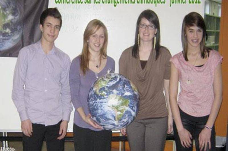Dans le cadre du cours de sciences de 1re et 2e secondaire, tous les élèves du Collège Antoine-Girouard ont assisté à la conférence donnée par Audrey Dépault, de l’organisme Réalité Climatique Canada. La conférencière a abordé et expliqué la préoccupante réalité des changements climatiques. Le contenu de la présentation a permis d’enrichir la culture scientifique des élèves et ainsi parfaire les notions abordées en classe sur le thème des énergies. Les élèves ont pu constater que l’un des plus g