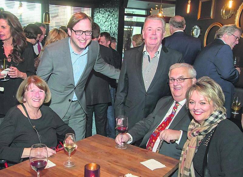 Une table toute maskoutaine : Huguette Corbeil, Benoit Chartier, Louis H. Lafontaine, André H. Gagnon et Nancy Greenland.
