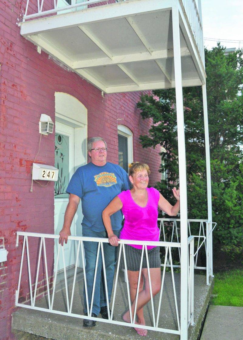Mario Jodoin et Maryse Poirier devant leur maison du 245-247, avenue Saint-François. Photo François Larivière | Le Courrier ©