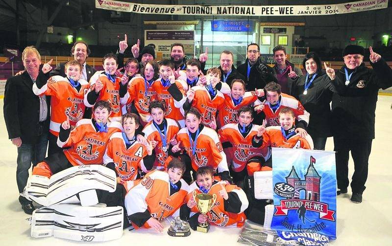 Les sept équipes championnes ont été couronnées le 10 janvier, jour des finales. Photo Robert Gosselin | Le Courrier ©