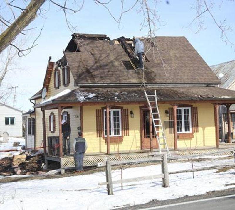 Plus d'une vingtaine de pompiers ont répondu à un appel pour un feu de cheminée dans une résidence du rang Salvail Nord à La Présentation dimanche soir. Les pompiers ont reçu un appel vers 20 h 45 pour combattre les flammes qui se propageaient rapidement au toit et aux murs de la demeure. Les sapeurs ont dû créer une ouverture dans le toit pour y parvenir. Les dommages sont évalués à 100 000 $. La maison est barricadée pour le moment, les dommages étant importants.
