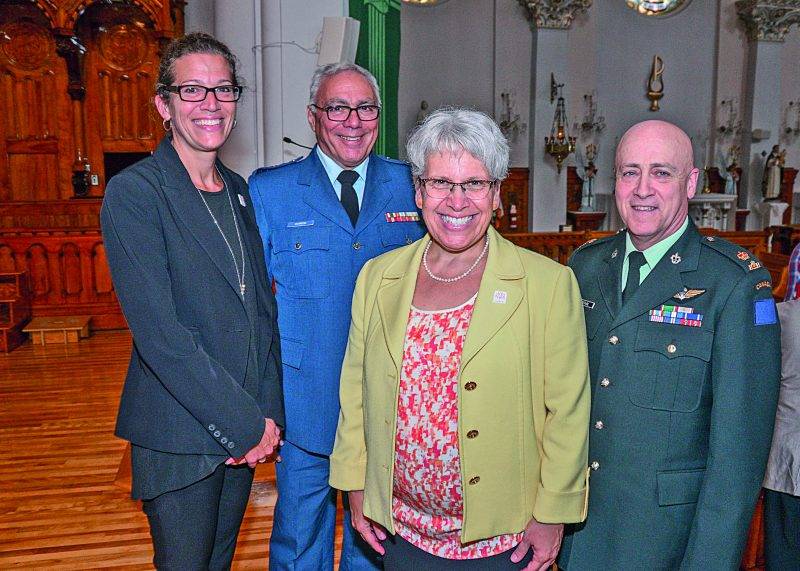 Les célébrations maskoutaines de Canada 150 sont entre autres le fruit de la collaboration de l’Orchestre philharmonique de Saint-Hyacinthe, représenté par Johanne Lefebvre, de l’escadron 953 Saint-Hyacinthe, représenté par le capitaine Guy Doiron, de la députée fédérale Brigitte Sansoucy et du 6e bataillon Royal 22e régiment, représenté par le major Tancrède Bérubé. Photo François Larivière | Le Courrier ©